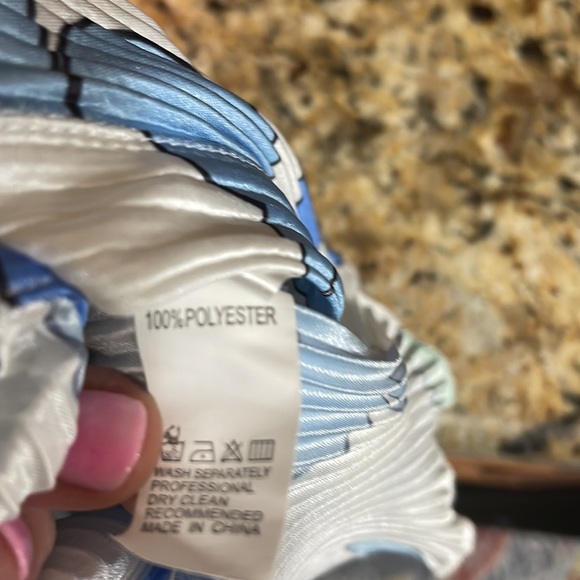 White with blue flowers crinkled dress size L NWT - Picture 8 of 9